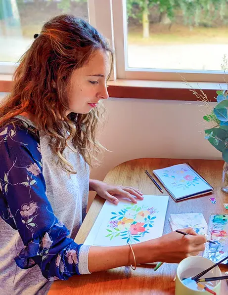 Photo de Charlotte Gouillon - Créatrice de Jolies Graines - en train de peindre