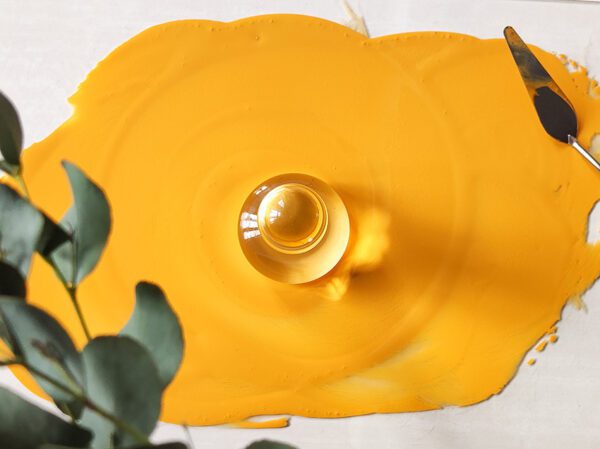 Broyage d'une aquarelle artisanale de couleur jaune